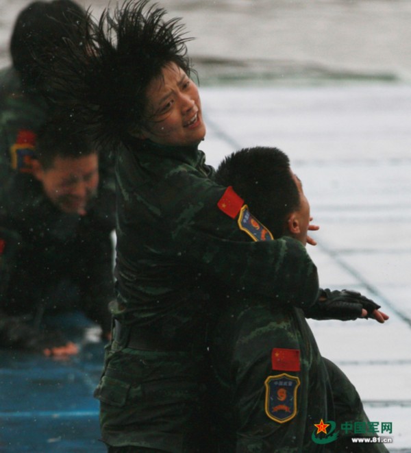 高清:武警四川总队女子特警队员一招制敌