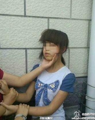 初中女生被扒光上衣遭群殴