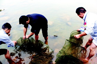 余庆公安渔政合力清理违规渔具