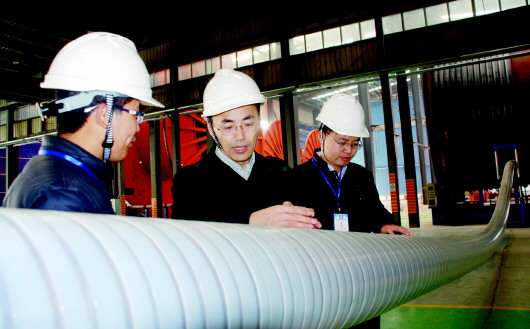 照片:12月2日,从事海底输油软管生产