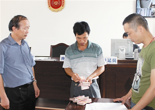 农民工轮轩4个女学生_广州 农民工 收入