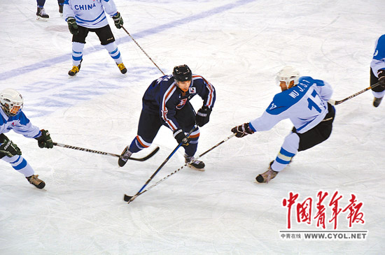 一支大学生冰球队被体制绑缚的命运