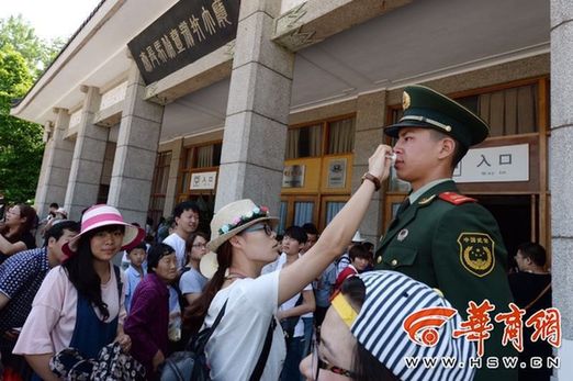 兵马俑站岗武警拒绝女游客擦汗 谢绝后就后悔