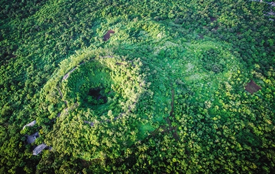 用无人机航拍雷琼世界地质公园海口火山口园区.