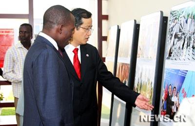 Une&nbsp;exposition&nbsp;de&nbsp;80&nbsp;photos&nbsp;sur&nbsp;les&nbsp;réalisations&nbsp;en&nbsp;Afrique&nbsp;des&nbsp;actions&nbsp;de&nbsp;suivi&nbsp;du&nbsp;Sommet&nbsp;de&nbsp;Beijing&nbsp;du&nbsp;Forum&nbsp;sur&nbsp;la&nbsp;coopération&nbsp;sino-africaine&nbsp;a&nbsp;regroupé,&nbsp;mercredi&nbsp;à&nbsp;l'ambassade&nbsp;de&nbsp;Chine,&nbsp;des&nbsp;officiels&nbsp;togolais&nbsp;de&nbsp;haut&nbsp;rang&nbsp;et&nbsp;diplomates&nbsp;en&nbsp;poste&nbsp;dans&nbsp;ce&nbsp;pays.