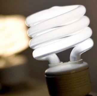 Compact&nbsp;fluorescent&nbsp;bulbs&nbsp;have&nbsp;a&nbsp;reputation&nbsp;of&nbsp;giving&nbsp;off&nbsp;eerie&nbsp;blue&nbsp;or&nbsp;green&nbsp;fluorescent&nbsp;light.&nbsp;But&nbsp;manufacturers&nbsp;now&nbsp;offer&nbsp;bulbs&nbsp;that&nbsp;provide&nbsp;light&nbsp;similar&nbsp;to&nbsp;that&nbsp;of&nbsp;incandescent&nbsp;bulbs.