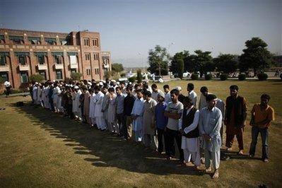Students&nbsp;prepare&nbsp;for&nbsp;funeral&nbsp;prayers&nbsp;for&nbsp;the&nbsp;victims&nbsp;of&nbsp;Tuesday's&nbsp;twin&nbsp;suicide&nbsp;bombings&nbsp;at&nbsp;the&nbsp;International&nbsp;Islamic&nbsp;University&nbsp;in&nbsp;Islamabad,&nbsp;Pakistan,&nbsp;Wednesday,&nbsp;Oct.&nbsp;21,&nbsp;2009.&nbsp;Educational&nbsp;institutions&nbsp;were&nbsp;shuttered&nbsp;in&nbsp;Pakistan&nbsp;on&nbsp;Wednesday&nbsp;after&nbsp;suspected&nbsp;militants&nbsp;bombed&nbsp;the&nbsp;university&nbsp;close&nbsp;to&nbsp;the&nbsp;capital,&nbsp;sowing&nbsp;fear&nbsp;across&nbsp;the&nbsp;country&nbsp;as&nbsp;the&nbsp;army&nbsp;presses&nbsp;on&nbsp;with&nbsp;a&nbsp;major&nbsp;anti-Taliban&nbsp;offensive.(AP&nbsp;Photo/Alexandre&nbsp;Meneghini)