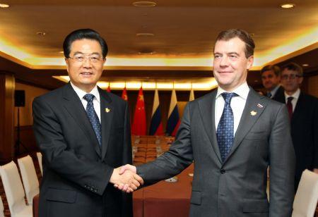 Chinese&nbsp;President&nbsp;Hu&nbsp;Jintao&nbsp;(L)&nbsp;meets&nbsp;with&nbsp;his&nbsp;Russian&nbsp;counterpart&nbsp;Dmitry&nbsp;Medvedev&nbsp;in&nbsp;Singapore,&nbsp;Nov.&nbsp;14,&nbsp;2009.&nbsp;(Xinhua&nbsp;Photo)