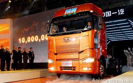 The 10 millionth vehicle -- a new Jiefang (Liberation) truck model -- rolls off the assembly line in FAW, China's oldest automotive group, making China the third country in the world to surpass the annual output mark on Oct 20, 2009. [Asianewsphoto]
