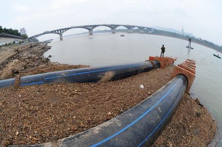 This&nbsp;picture&nbsp;taken&nbsp;on&nbsp;Oct&nbsp;20,&nbsp;2009&nbsp;shows&nbsp;the&nbsp;pipes&nbsp;of&nbsp;a&nbsp;water&nbsp;intake&nbsp;near&nbsp;the&nbsp;Juzizhou&nbsp;Bridge&nbsp;of&nbsp;the&nbsp;city&nbsp;of&nbsp;Changsha&nbsp;in&nbsp;central&nbsp;China's&nbsp;Hunan&nbsp;province&nbsp;are&nbsp;extended&nbsp;to&nbsp;the&nbsp;center&nbsp;of&nbsp;Xiang&nbsp;River&nbsp;to&nbsp;ensure&nbsp;water&nbsp;supply&nbsp;for&nbsp;residents.&nbsp;Recently&nbsp;Xiang&nbsp;River&nbsp;experienced&nbsp;a&nbsp;dry&nbsp;season&nbsp;which&nbsp;threatens&nbsp;the&nbsp;water&nbsp;supply&nbsp;and&nbsp;water&nbsp;safety&nbsp;of&nbsp;a&nbsp;total&nbsp;of&nbsp;3&nbsp;million&nbsp;residents&nbsp;living&nbsp;along&nbsp;the&nbsp;river.&nbsp;The&nbsp;local&nbsp;officials&nbsp;have&nbsp;tried&nbsp;every&nbsp;means&nbsp;to&nbsp;help&nbsp;waterworks&nbsp;to&nbsp;fetch&nbsp;water&nbsp;amid&nbsp;the&nbsp;severe&nbsp;drought.[Xinhua]