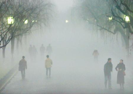 Fog&nbsp;rolled&nbsp;into&nbsp;most&nbsp;of&nbsp;Shaanxi&nbsp;Province&nbsp;in&nbsp;the&nbsp;northwest&nbsp;on&nbsp;Monday,&nbsp;where&nbsp;visibility&nbsp;dropped&nbsp;to&nbsp;less&nbsp;than&nbsp;1,000&nbsp;meters.