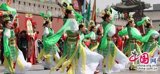 Holiday makers in central China's Henan Province have been enjoying some of these varied traditions, at the 2012 Kaifeng Qingming Culture Festival.