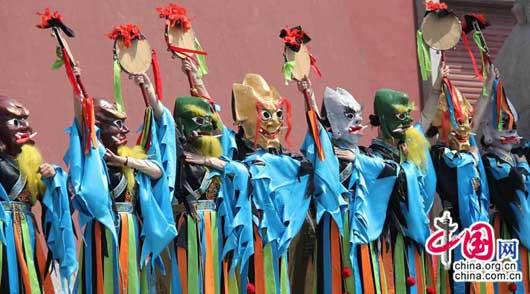 holiday makers in central China's Henan Province have been enjoying some of these varied traditions, at the 2012 Kaifeng Qingming Culture Festival.