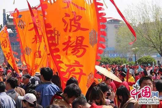 holiday makers in central China's Henan Province have been enjoying some of these varied traditions, at the 2012 Kaifeng Qingming Culture Festival.