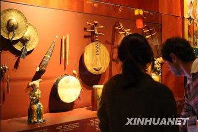 Le&nbsp;10&nbsp;novembre,&nbsp;des&nbsp;visiteurs&nbsp;en&nbsp;admirant&nbsp;les&nbsp;objets&nbsp;exposés