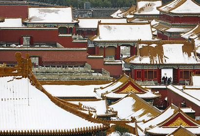 Heavy&nbsp;snow&nbsp;blanketed&nbsp;Beijing&nbsp;and&nbsp;other&nbsp;parts&nbsp;of&nbsp;north&nbsp;China&nbsp;on&nbsp;Tuesday,&nbsp;causing&nbsp;air&nbsp;travel&nbsp;delays&nbsp;and&nbsp;highway&nbsp;closures.
