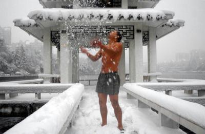 A&nbsp;man&nbsp;washes&nbsp;himself&nbsp;during&nbsp;a&nbsp;snowfall&nbsp;as&nbsp;an&nbsp;exercise&nbsp;in&nbsp;Hefei,&nbsp;capital&nbsp;of&nbsp;East&nbsp;China's&nbsp;Anhui&nbsp;province,&nbsp;November&nbsp;16,&nbsp;2009.[CFP]