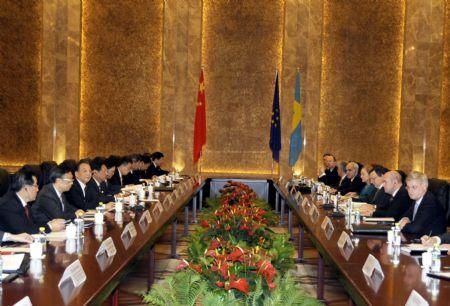 Chinese&nbsp;Premier&nbsp;Wen&nbsp;Jiabao&nbsp;(3rd&nbsp;L),&nbsp;European&nbsp;Commission&nbsp;President&nbsp;Jose&nbsp;Manuel&nbsp;Barroso&nbsp;(3rd&nbsp;R)&nbsp;and&nbsp;Swedish&nbsp;Prime&nbsp;Minister&nbsp;Fredrik&nbsp;Reinfeldt&nbsp;(2nd&nbsp;R),&nbsp;whose&nbsp;country&nbsp;currently&nbsp;holds&nbsp;the&nbsp;rotating&nbsp;EU&nbsp;presidency,&nbsp;co-chair&nbsp;the&nbsp;12th&nbsp;China-EU&nbsp;summit&nbsp;in&nbsp;Nanjing,&nbsp;capital&nbsp;of&nbsp;east&nbsp;China's&nbsp;Jiangsu&nbsp;Province,&nbsp;Nov.&nbsp;30,&nbsp;2009.&nbsp;The&nbsp;12th&nbsp;China-EU&nbsp;summit&nbsp;began&nbsp;here&nbsp;Monday&nbsp;morning.[Photo:&nbsp;Xinhua]