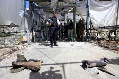 An&nbsp;Israeli&nbsp;police&nbsp;officer&nbsp;is&nbsp;seen&nbsp;at&nbsp;the&nbsp;site&nbsp;where&nbsp;a&nbsp;rocket,&nbsp;fired&nbsp;by&nbsp;Palestinian&nbsp;militants&nbsp;from&nbsp;the&nbsp;Gaza&nbsp;Strip,&nbsp;hit&nbsp;the&nbsp;southern&nbsp;Israeli&nbsp;agricultural&nbsp;community&nbsp;of&nbsp;Netiv&nbsp;Haasara,&nbsp;near&nbsp;the&nbsp;border&nbsp;with&nbsp;Gaza,&nbsp;Thursday,&nbsp;March&nbsp;18,&nbsp;2010.&nbsp;(AP&nbsp;Photo/Tsafrir&nbsp;Abayov)