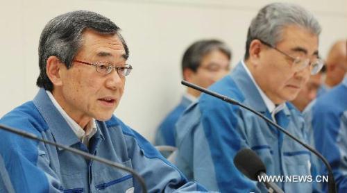 Outgoing president of Tokyo Electric Power Co.(TEPCO) Masataka Shimizu (L) speaks next to his successor, TEPCO's Managing Director Toshio Nishizawa, during a press conference at TEPCO's headquarters in Tokyo, May 20, 2011. Tokyo Electric Power Co.(TEPCO) said on Friday its annual net loss reached 1.25 trillion yen (15 billion U.S. dollars) and its president Masataka Shimizu said he will step down to take the blame of the Fukushima nuclear crisis. The troubled utility said it will appoint Managing Director Toshio Nishizawa to replace Shimizu. (Xinhua/Kenichiro Seki)