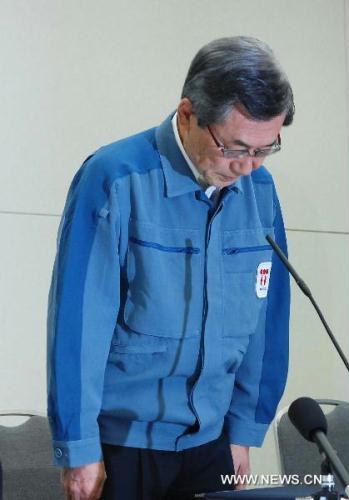 Outgoing president of Tokyo Electric Power Co.(TEPCO) Masataka Shimizu bows during a press conference at TEPCO's headquarters in Tokyo, May 20, 2011. Tokyo Electric Power Co.(TEPCO) said on Friday its annual net loss reached 1.25 trillion yen (15 billion U.S. dollars) and its president Masataka Shimizu said he will step down to take the blame of the Fukushima nuclear crisis. The troubled utility said it will appoint Managing Director Toshio Nishizawa to replace Shimizu. (Xinhua/Kenichiro Seki)