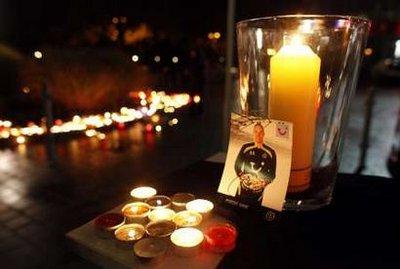A&nbsp;photograph&nbsp;of&nbsp;Germany&nbsp;and&nbsp;Hanover&nbsp;96&nbsp;goalkeeper&nbsp;Robert&nbsp;Enke&nbsp;is&nbsp;lit&nbsp;up&nbsp;by&nbsp;candles&nbsp;outside&nbsp;the&nbsp;headquarters&nbsp;of&nbsp;Germany's&nbsp;first&nbsp;soccer&nbsp;Bundesliga&nbsp;team&nbsp;Hanover&nbsp;96&nbsp;in&nbsp;the&nbsp;northern&nbsp;German&nbsp;city&nbsp;of&nbsp;Hanover&nbsp;November&nbsp;11,&nbsp;2009.&nbsp;Police&nbsp;have&nbsp;confirmed&nbsp;that&nbsp;Enke&nbsp;committed&nbsp;suicide&nbsp;on&nbsp;Tuesday&nbsp;at&nbsp;a&nbsp;railway&nbsp;crossing&nbsp;in&nbsp;his&nbsp;hometown&nbsp;Neustadt-Eilvese,&nbsp;some&nbsp;45&nbsp;km&nbsp;(29&nbsp;miles)&nbsp;near&nbsp;the&nbsp;Lower&nbsp;Saxony&nbsp;capital&nbsp;of&nbsp;Hanover.&nbsp;REUTERS/Wolfgang&nbsp;Rattay&nbsp;&nbsp;
