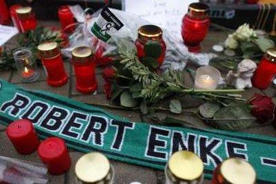 A&nbsp;Robert&nbsp;Enke&nbsp;merchandising&nbsp;scarf&nbsp;lies&nbsp;at&nbsp;a&nbsp;condolence&nbsp;area&nbsp;outside&nbsp;the&nbsp;headquarters&nbsp;of&nbsp;Germany's&nbsp;first&nbsp;Bundesliga&nbsp;soccer&nbsp;team&nbsp;Hannover&nbsp;96&nbsp;in&nbsp;the&nbsp;northern&nbsp;German&nbsp;city&nbsp;of&nbsp;Hanover&nbsp;November&nbsp;11,&nbsp;2009.&nbsp;Police&nbsp;have&nbsp;found&nbsp;a&nbsp;suicide&nbsp;note&nbsp;written&nbsp;by&nbsp;Enke,&nbsp;who&nbsp;died&nbsp;on&nbsp;Tuesday&nbsp;after&nbsp;being&nbsp;hit&nbsp;by&nbsp;an&nbsp;express&nbsp;train&nbsp;near&nbsp;Hanover.&nbsp;REUTERS/Thomas&nbsp;Peter&nbsp;