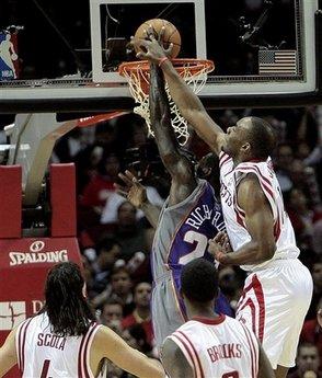 Phoenix&nbsp;Suns'&nbsp;Jason&nbsp;Richardson&nbsp;dunks&nbsp;the&nbsp;ball&nbsp;as&nbsp;he&nbsp;slips&nbsp;behind&nbsp;Houston&nbsp;Rockets'&nbsp;Carl&nbsp;Landry&nbsp;as&nbsp;Luis&nbsp;Scola,&nbsp;left,&nbsp;and&nbsp;Aaron&nbsp;Brooks&nbsp;look&nbsp;on&nbsp;in&nbsp;the&nbsp;fourth&nbsp;quarter&nbsp;during&nbsp;a&nbsp;NBA&nbsp;basketball&nbsp;game&nbsp;on&nbsp;Tuesday&nbsp;Nov.&nbsp;17,&nbsp;2009&nbsp;in&nbsp;Houston.&nbsp;Phoenix&nbsp;won&nbsp;111-105.(AP&nbsp;Photo/Bob&nbsp;Levey)