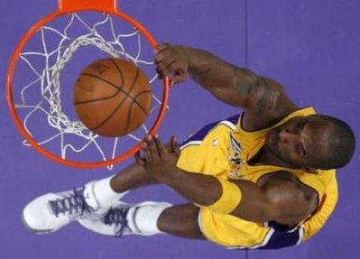 Los&nbsp;Angeles&nbsp;Lakers&nbsp;Kobe&nbsp;Bryant&nbsp;slam&nbsp;dunks&nbsp;against&nbsp;the&nbsp;Detroit&nbsp;Pistons&nbsp;during&nbsp;their&nbsp;NBA&nbsp;basketball&nbsp;game&nbsp;in&nbsp;Los&nbsp;Angeles,&nbsp;November&nbsp;17,&nbsp;2009.REUTERS/Lucy&nbsp;Nicholson&nbsp;(UNITED&nbsp;STATES&nbsp;SPORT&nbsp;BASKETBALL)