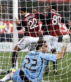 AC&nbsp;Milan&nbsp;forward&nbsp;Marco&nbsp;Borriello,&nbsp;background&nbsp;left,&nbsp;scores&nbsp;a&nbsp;goal&nbsp;as&nbsp;teammate&nbsp;Ronaldinho&nbsp;of&nbsp;Brazil,&nbsp;at&nbsp;right,&nbsp;rejoices&nbsp;during&nbsp;the&nbsp;Serie&nbsp;A&nbsp;soccer&nbsp;match&nbsp;between&nbsp;AC&nbsp;Milan&nbsp;and&nbsp;Cagliari&nbsp;at&nbsp;the&nbsp;San&nbsp;Siro&nbsp;stadium&nbsp;in&nbsp;Milan,&nbsp;Italy,&nbsp;Sunday,&nbsp;Nov.&nbsp;22,&nbsp;2009.(AP&nbsp;Photo/Antonio&nbsp;Calanni)