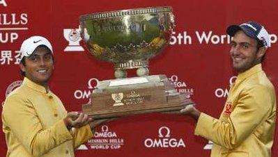 Edoardo&nbsp;Molinari&nbsp;(R)&nbsp;of&nbsp;Italy&nbsp;and&nbsp;teammate&nbsp;Francesco&nbsp;Molinari&nbsp;lift&nbsp;up&nbsp;the&nbsp;trophy&nbsp;after&nbsp;winning&nbsp;the&nbsp;World&nbsp;Cup&nbsp;golf&nbsp;tournament&nbsp;in&nbsp;Dongguan&nbsp;November&nbsp;29,&nbsp;2009.REUTERS/Bobby&nbsp;Yip&nbsp;(CHINA&nbsp;SPORT&nbsp;GOLF&nbsp;IMAGES&nbsp;OF&nbsp;THE&nbsp;DAY)