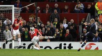 Bayern Munich's Arjen Robben (R) shoots to score during their Champions League quarter-final second leg soccer match against Manchester United at Old Trafford in Manchester, northern England, April 7, 2010.REUTERS/Nigel Roddis (BRITAIN - Tags: SPORT SOCCER IMAGES OF THE DAY)