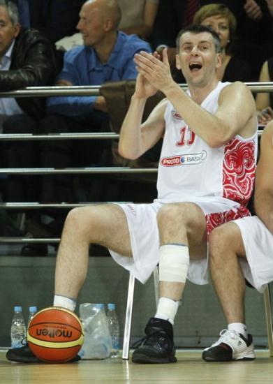 Billionaire Russian businessman Mikhail Prokhorov cheers during a charity basketball game in Moscow September 6, 2011. Prokhorov is the owner of NBA basketball team New Jersey Nets. REUTERS/Tatyana Makeyeva