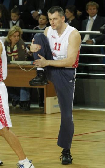 Billionaire Russian businessman Mikhail Prokhorov warms up before a charity basketball game in Moscow September 6, 2011. Prokhorov is the owner of NBA basketball team New Jersey Nets. REUTERS/Tatyana Makeyeva