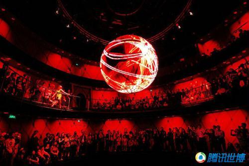 The&nbsp;highlight&nbsp;of&nbsp;the&nbsp;pavilion&nbsp;is&nbsp;a&nbsp;cone-shaped&nbsp;structure&nbsp;housing&nbsp;a&nbsp;revolving&nbsp;metal&nbsp;sphere,&nbsp;three&nbsp;meters&nbsp;in&nbsp;diameter&nbsp;and&nbsp;covered&nbsp;with&nbsp;LEDs,&nbsp;which&nbsp;will&nbsp;be&nbsp;activated&nbsp;by&nbsp;the&nbsp;noise&nbsp;and&nbsp;movement&nbsp;of&nbsp;spectators.