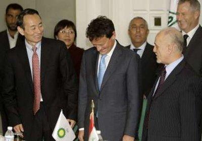 Iraq's&nbsp;Oil&nbsp;Minister&nbsp;Hussein&nbsp;al-Shahristani&nbsp;(R)&nbsp;laughs&nbsp;with&nbsp;Tony&nbsp;Hayward&nbsp;(C),&nbsp;BP's&nbsp;chief&nbsp;executive,&nbsp;and&nbsp;Jiang&nbsp;Jiemin&nbsp;(L),&nbsp;Chairman&nbsp;and&nbsp;the&nbsp;General&nbsp;Manager&nbsp;of&nbsp;CNPC,&nbsp;after&nbsp;a&nbsp;contract-signing&nbsp;ceremony&nbsp;in&nbsp;Baghdad&nbsp;November&nbsp;3,&nbsp;2009.&nbsp;British&nbsp;oil&nbsp;major&nbsp;BP&nbsp;Plc&nbsp;and&nbsp;China's&nbsp;CNPC&nbsp;on&nbsp;Tuesday&nbsp;signed&nbsp;Iraq's&nbsp;first&nbsp;major&nbsp;new&nbsp;oil&nbsp;deal&nbsp;since&nbsp;the&nbsp;2003&nbsp;U.S.&nbsp;invasion,&nbsp;snapping&nbsp;up&nbsp;a&nbsp;development&nbsp;contract&nbsp;for&nbsp;the&nbsp;Rumaila&nbsp;oilfield,&nbsp;one&nbsp;of&nbsp;the&nbsp;world's&nbsp;biggest.(REUTERS/Thaier&nbsp;Al-Sudani)