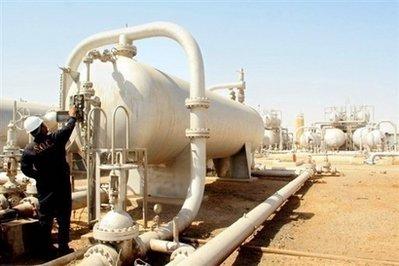 An&nbsp;oil&nbsp;worker&nbsp;adjusts&nbsp;some&nbsp;controls&nbsp;at&nbsp;an&nbsp;oil&nbsp;refinery&nbsp;in&nbsp;the&nbsp;southern&nbsp;Rumaila&nbsp;area&nbsp;in&nbsp;2007.&nbsp;Iraq&nbsp;formally&nbsp;signed&nbsp;a&nbsp;deal&nbsp;with&nbsp;Britain's&nbsp;BP&nbsp;and&nbsp;China's&nbsp;CNPC&nbsp;on&nbsp;Tuesday&nbsp;to&nbsp;almost&nbsp;triple&nbsp;production&nbsp;at&nbsp;the&nbsp;giant&nbsp;Rumaila&nbsp;oilfield.(AFP/File/Essam&nbsp;al-Sudani)