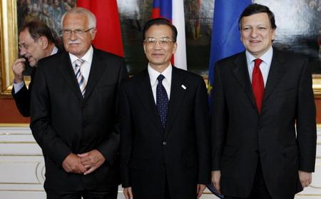 Chinese&nbsp;Premier&nbsp;Wen&nbsp;Jiabao&nbsp;(C),&nbsp;Czech&nbsp;Republic's&nbsp;President&nbsp;Vaclav&nbsp;Klaus&nbsp;(L)&nbsp;and&nbsp;European&nbsp;Commission&nbsp;President&nbsp;Jose&nbsp;Manuel&nbsp;Barroso&nbsp;pose&nbsp;for&nbsp;a&nbsp;picture&nbsp;at&nbsp;the&nbsp;EU-China&nbsp;Summit&nbsp;in&nbsp;Prague&nbsp;Castle&nbsp;May&nbsp;20,&nbsp;2009.&nbsp;Premier&nbsp;Wen&nbsp;Jiabao&nbsp;arrived&nbsp;in&nbsp;Prague&nbsp;on&nbsp;Wednesday&nbsp;for&nbsp;the&nbsp;11th&nbsp;summit&nbsp;between&nbsp;Chinese&nbsp;and&nbsp;European&nbsp;Union&nbsp;leaders.(File&nbsp;Photo)
