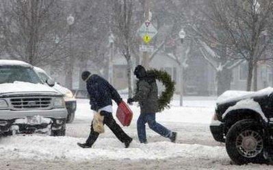A&nbsp;man&nbsp;carries&nbsp;a&nbsp;holiday&nbsp;wreath&nbsp;through&nbsp;a&nbsp;nor'easter&nbsp;winter&nbsp;snow&nbsp;storm&nbsp;in&nbsp;Somerville,&nbsp;Massachusetts&nbsp;December&nbsp;20,&nbsp;2009.&nbsp;The&nbsp;storm&nbsp;could&nbsp;take&nbsp;a&nbsp;big&nbsp;bite&nbsp;out&nbsp;of&nbsp;retail&nbsp;sales&nbsp;on&nbsp;one&nbsp;of&nbsp;the&nbsp;busiest&nbsp;shopping&nbsp;weekend&nbsp;of&nbsp;the&nbsp;year.&nbsp;REUTERS/Brian&nbsp;Snyder&nbsp;
