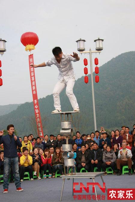 农家乐 乡村大世界        《晃管》是2011年央视春晚杂技节目,这个