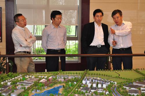 ... 考察组介绍白酒金三角泸州酒业集中发展区建设规划