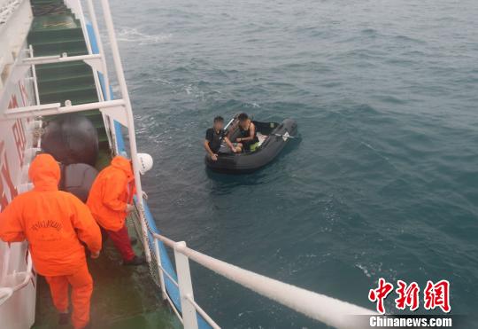 台风天驾皮划艇出海 三亚多部门联合救助两男子