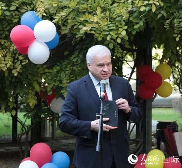 俄罗斯驻华大使安德烈·杰尼索夫在普希金雕像揭幕仪式上发言(图片由首都师范大学提供)