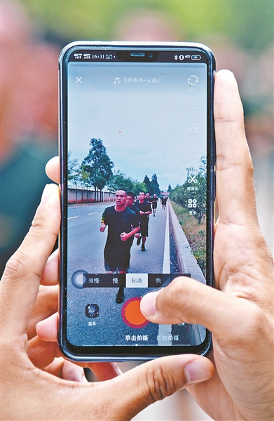 军营里的手机 手机里的军营