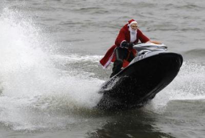 Santa prefers jet ski to chimney CCTV-International