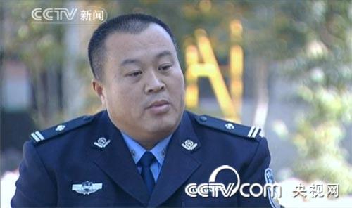 蓬莱市公安局警察主持人:岩松,当你看到这件事情的报道的时候,你第一