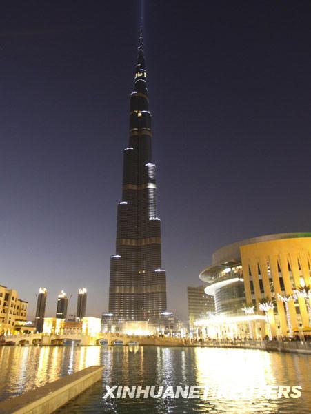 1月4日,在阿拉伯联合酋长国迪拜,媒体记者在总高超过800米,楼体160层