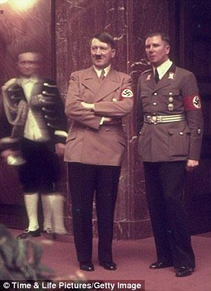 在1939年的一系列照片中,希特勒正在展示他收到的50岁生日礼物