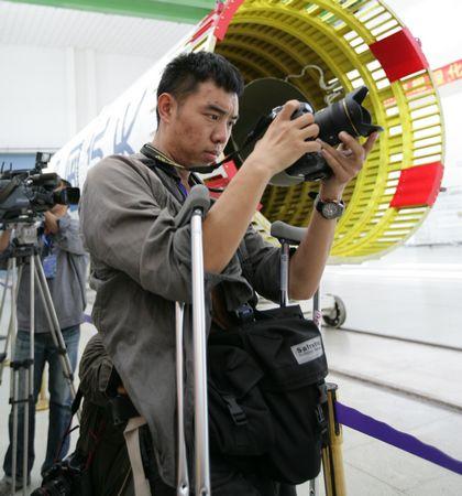 新闻花絮:拄拐记者追天宫