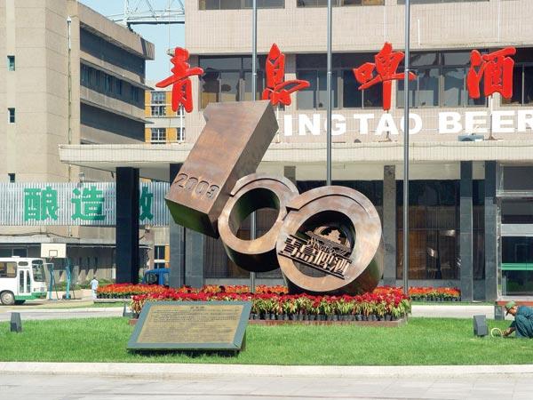 青岛啤酒百年颂雕塑